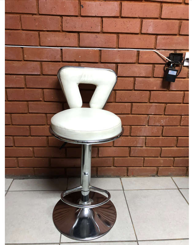 615 bar stool white - Secondhand/Demo Unit !!!!