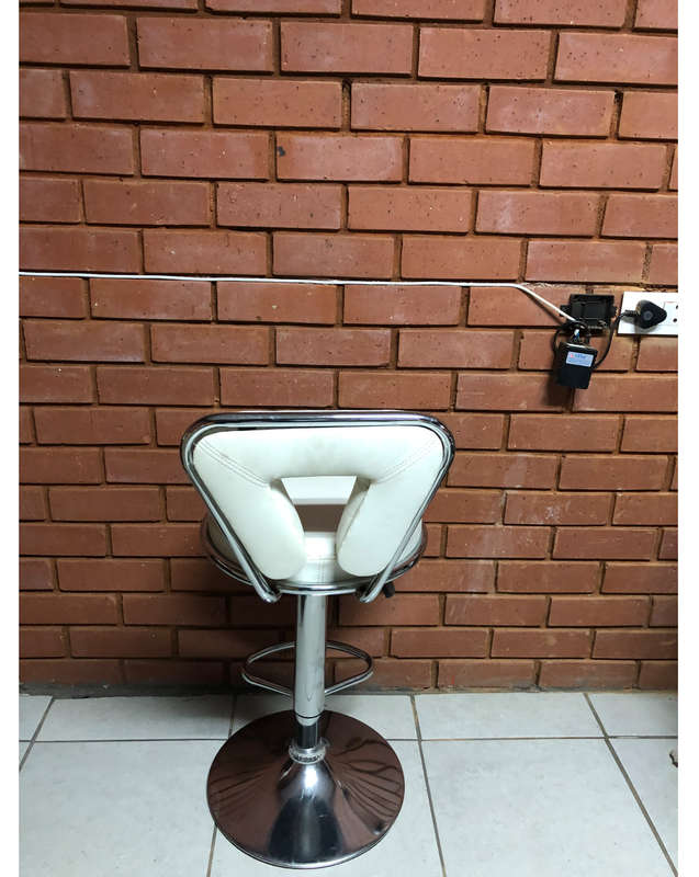615 bar stool white - Secondhand/Demo Unit !!!!