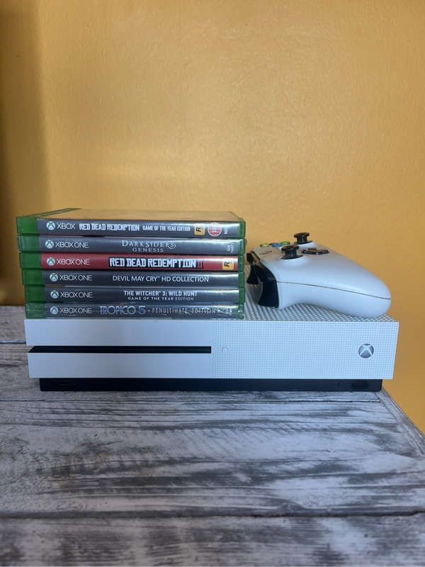 Xbox 1 s very good condition with 6 games 2 are brand new