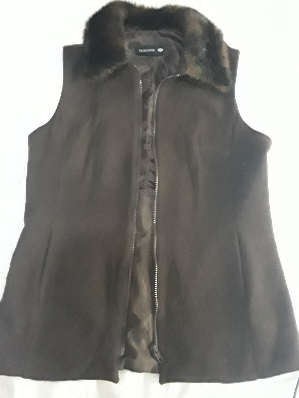 BROWN COAT WITH FURR COLLAR