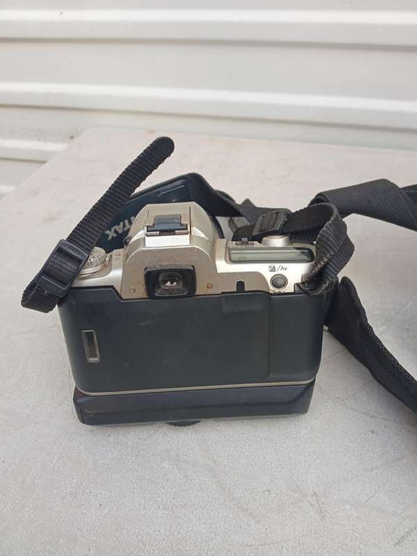Pentax  MZ-50 camera