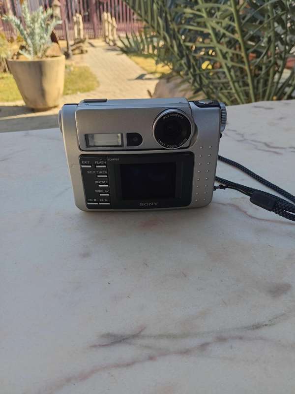 Sony digital still camera DSC-F1