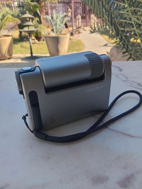 Sony digital still camera DSC-F1