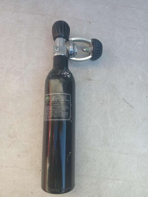 Oxygen cylinder