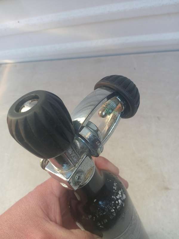 Oxygen cylinder