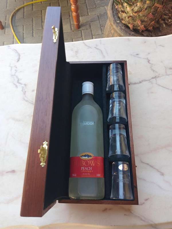 Collectable display box elbows peach schnapps