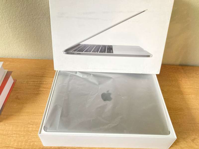 Apple MacBook Pro 2017  Intel Core i5, 8GB RAM, 128GB SSD