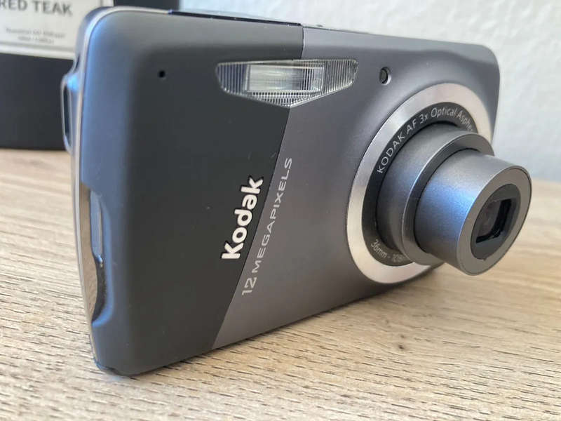 Kodak Easyshare M530 12 MP Digital Camera with 3x Wide Angle Optical Zoom and 2.7-Inch LCD