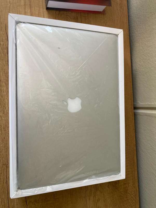 Apple macbook pro 15 inch Retina Display 2015 Model Quad core i7 2.2Ghz 16GB RAM 128GB SSD storage