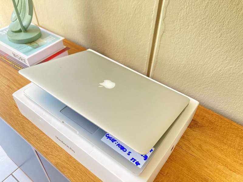 Apple macbook pro 15 inch Retina Display 2015 Model Quad core i7 2.2Ghz 16GB RAM 128GB SSD storage