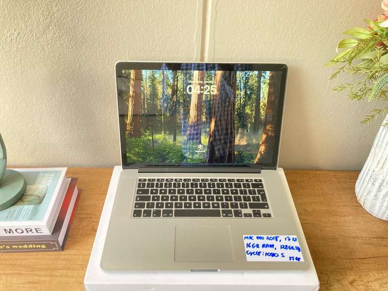 Apple macbook pro 15 inch Retina Display 2015 Model Quad core i7 2.2Ghz 16GB RAM 128GB SSD storage