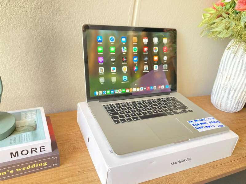 Apple macbook pro 15 inch Retina Display 2015 Model Quad core i7 2.2Ghz 16GB RAM 128GB SSD storage