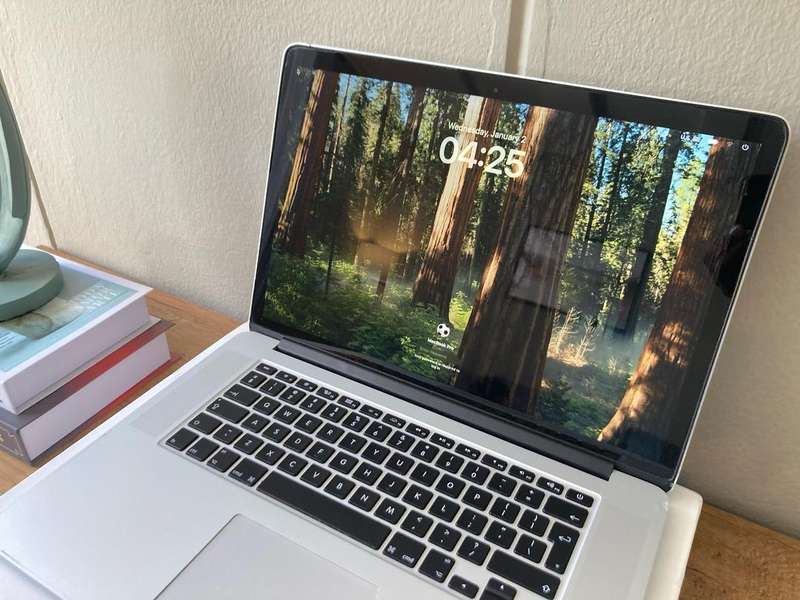 Apple macbook pro 15 inch Retina Display 2015 Model Quad core i7 2.2Ghz 16GB RAM 128GB SSD storage