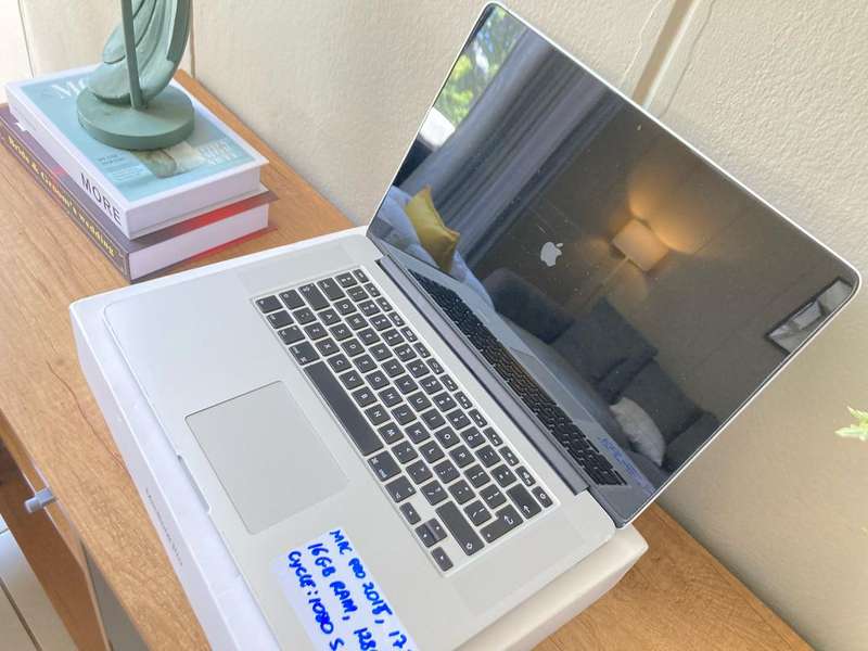 Apple macbook pro 15 inch Retina Display 2015 Model Quad core i7 2.2Ghz 16GB RAM 128GB SSD storage