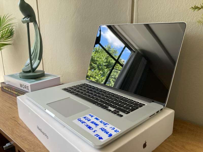 Apple macbook pro 15 inch Retina Display 2015 Model Quad core i7 2.2Ghz 16GB RAM 128GB SSD storage