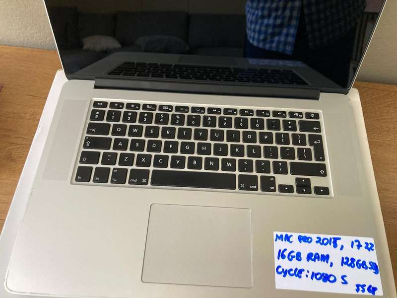 Apple macbook pro 15 inch Retina Display 2015 Model Quad core i7 2.2Ghz 16GB RAM 128GB SSD storage