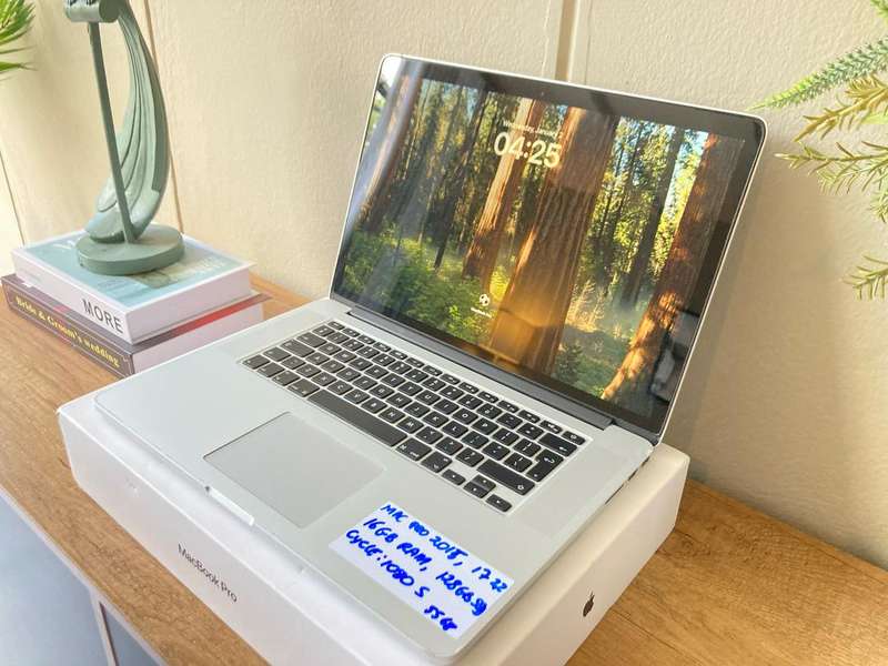 Apple macbook pro 15 inch Retina Display 2015 Model Quad core i7 2.2Ghz 16GB RAM 128GB SSD storage