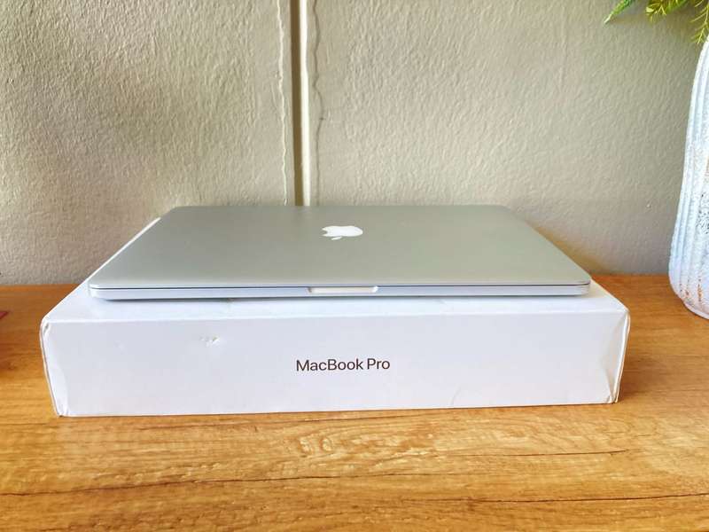 Apple macbook pro 15 inch Retina Display 2015 Model Quad core i7 2.2Ghz 16GB RAM 128GB SSD storage