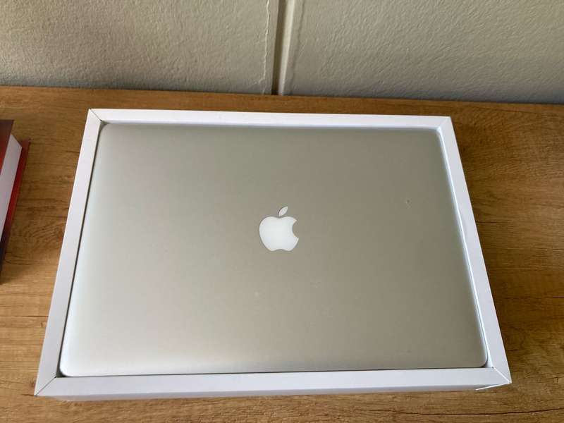 Apple macbook pro 15 inch Retina Display 2015 Model Quad core i7 2.2Ghz 16GB RAM 128GB SSD storage