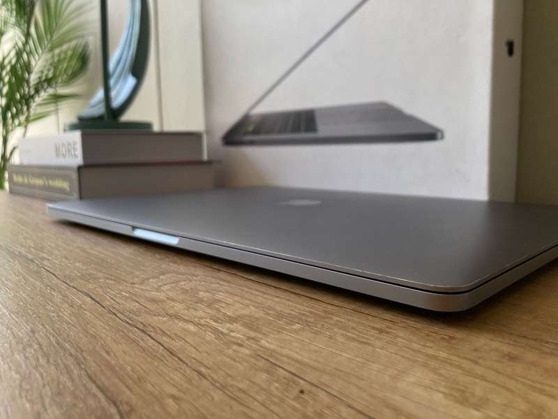 Apple MacBook pro 15-inch Retina Display Touch Bar 2017 Model Quad core i7 16GB Ram 256GB ssd