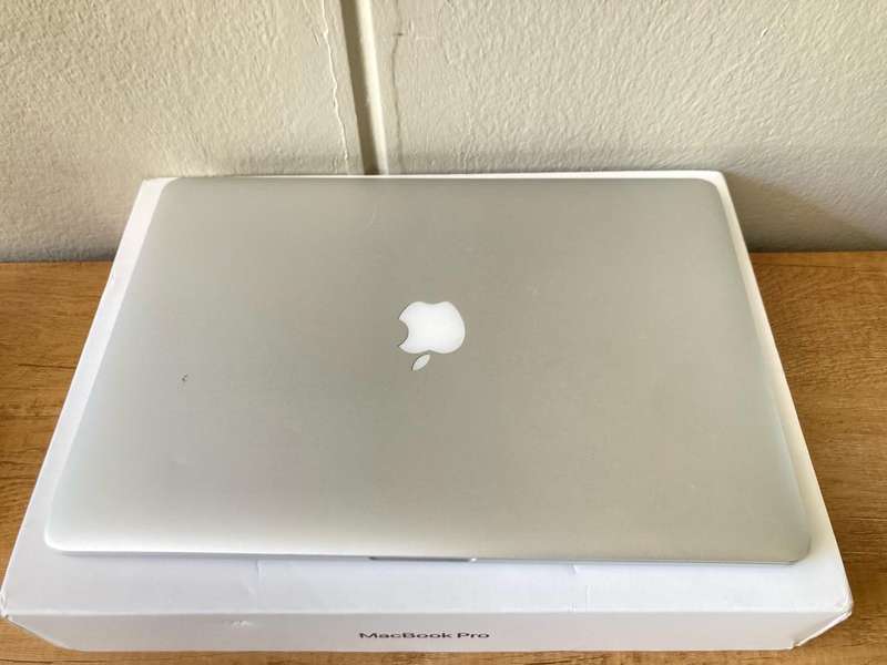 Apple macbook pro 15 inch Retina Display 2015 Model Quad core i7 2.2Ghz 16GB RAM 128GB SSD storage