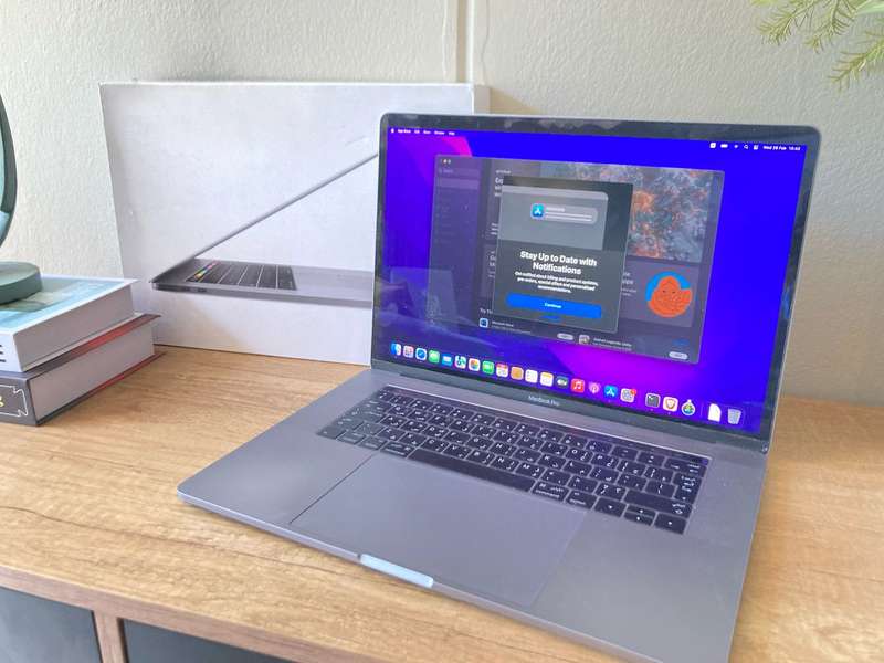 Apple MacBook pro 15-inch Retina Display Touch Bar 2017 Model Quad core i7 16GB Ram 256GB ssd