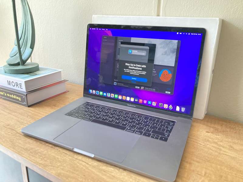 Apple MacBook pro 15-inch Retina Display Touch Bar 2017 Model Quad core i7 16GB Ram 256GB ssd