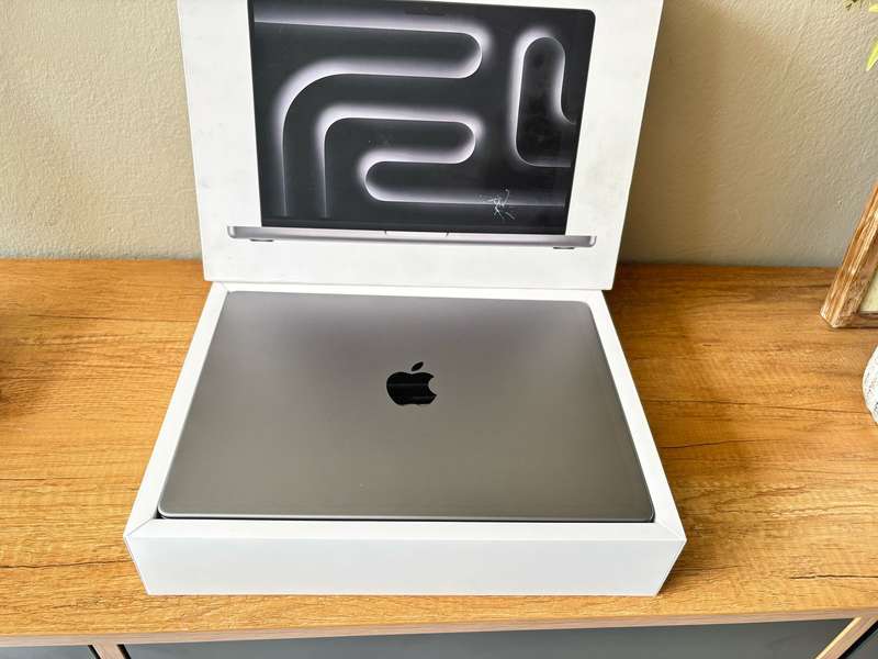2021 Apple MacBook Pro 14" Retina Display - M1 Chip, 16GB RAM, 512GB SSD - Space Grey, Excellent