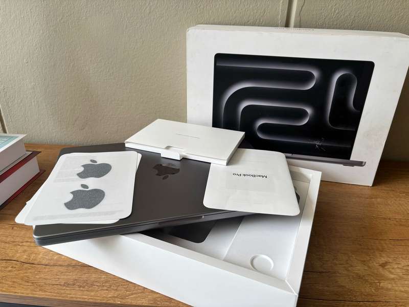 2021 Apple MacBook Pro 14" Retina Display - M1 Chip, 16GB RAM, 512GB SSD - Space Grey, Excellent