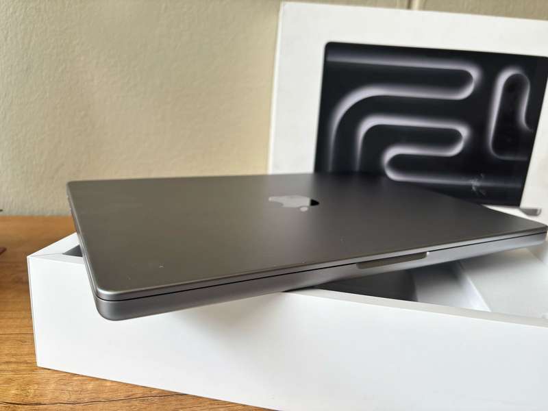 2021 Apple MacBook Pro 14" Retina Display - M1 Chip, 16GB RAM, 512GB SSD - Space Grey, Excellent
