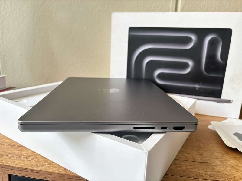 2021 Apple MacBook Pro 14" Retina Display - M1 Chip, 16GB RAM, 512GB SSD - Space Grey, Excellent