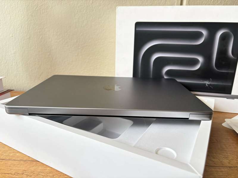 2021 Apple MacBook Pro 14" Retina Display - M1 Chip, 16GB RAM, 512GB SSD - Space Grey, Excellent