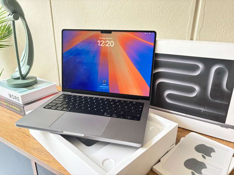 2021 Apple MacBook Pro 14" Retina Display - M1 Chip, 16GB RAM, 512GB SSD - Space Grey, Excellent