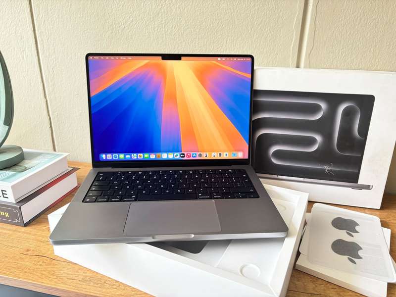 2021 Apple MacBook Pro 14" Retina Display - M1 Chip, 16GB RAM, 512GB SSD - Space Grey, Excellent