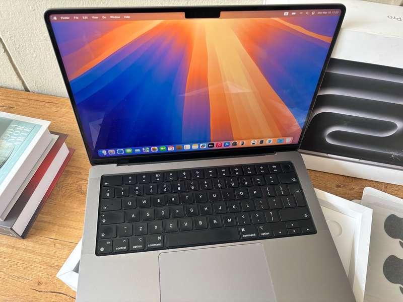 2021 Apple MacBook Pro 14" Retina Display - M1 Chip, 16GB RAM, 512GB SSD - Space Grey, Excellent