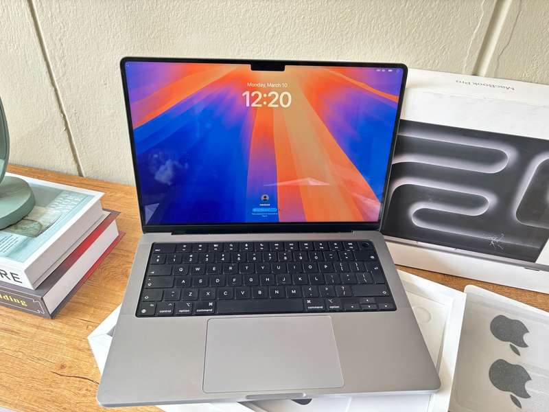 2021 Apple MacBook Pro 14" Retina Display - M1 Chip, 16GB RAM, 512GB SSD - Space Grey, Excellent