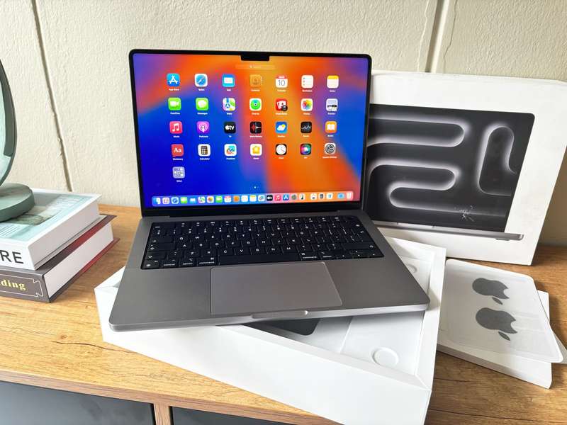 2021 Apple MacBook Pro 14" Retina Display - M1 Chip, 16GB RAM, 512GB SSD - Space Grey, Excellent