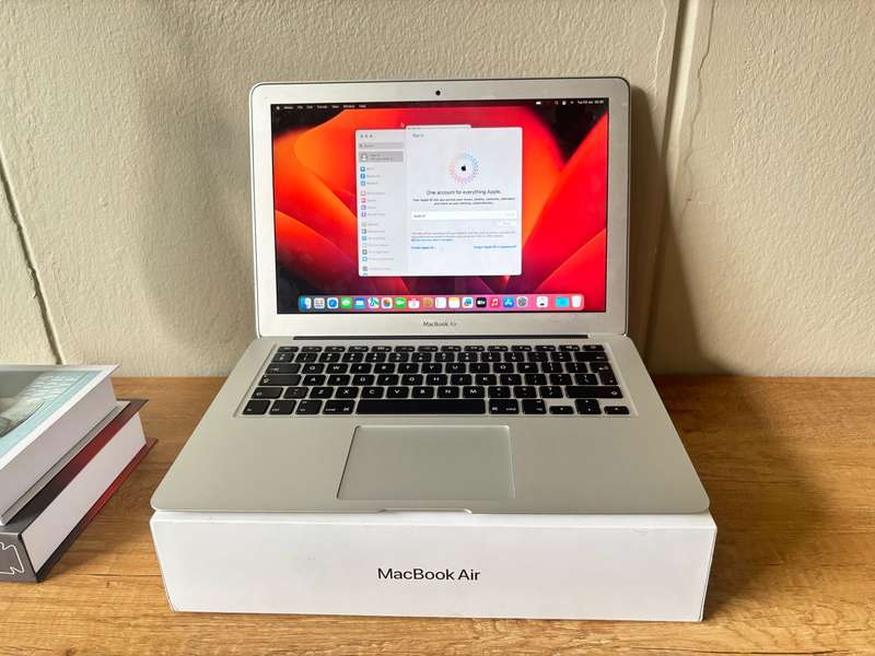 2017 Apple MacBook Air 13" Core i5 1.8GHz, 8GB RAM, 128GB SSD - Used Like New, Excellent Battery