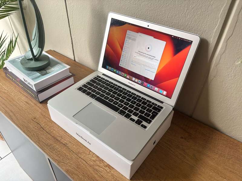 2017 Apple MacBook Air 13" Core i5 1.8GHz, 8GB RAM, 128GB SSD - Used Like New, Excellent Battery