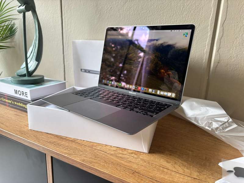 2020 Apple MacBook Air 13" M1 Chip, 8GB RAM, 256GB SSD - Like New, Box & Charger Included