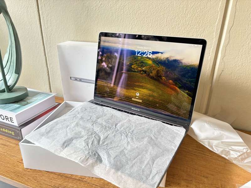 2020 Apple MacBook Air 13" M1 Chip, 8GB RAM, 256GB SSD - Like New, Box & Charger Included