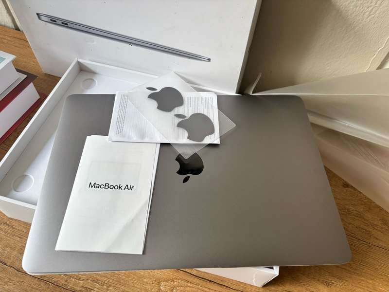 2020 Apple MacBook Air 13" M1 Chip, 8GB RAM, 256GB SSD - Like New, Box & Charger Included