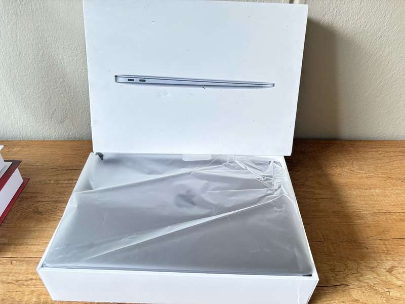 2020 Apple MacBook Air 13" M1 Chip, 8GB RAM, 256GB SSD - Like New, Box & Charger Included