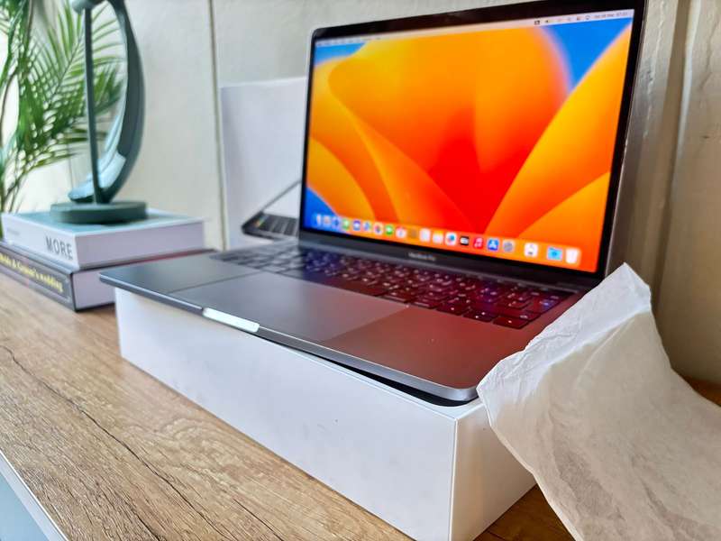 Apple MacBook Pro 13" Retina Display  Touch Bar | Quad-Core i5 1.4GHz | 8GB RAM | 128GB SSD