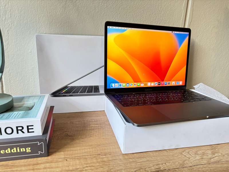 Apple MacBook Pro 13" Retina Display  Touch Bar | Quad-Core i5 1.4GHz | 8GB RAM | 128GB SSD