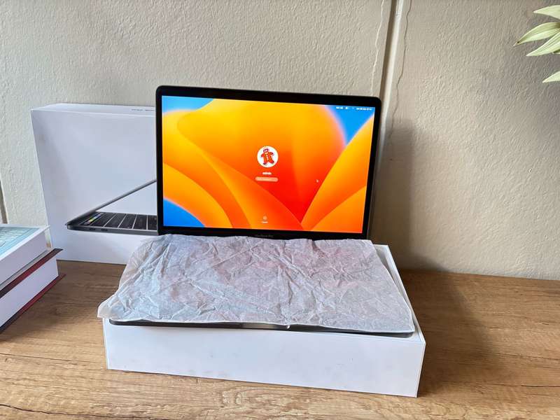 Apple MacBook Pro 13" Retina Display  Touch Bar | Quad-Core i5 1.4GHz | 8GB RAM | 128GB SSD
