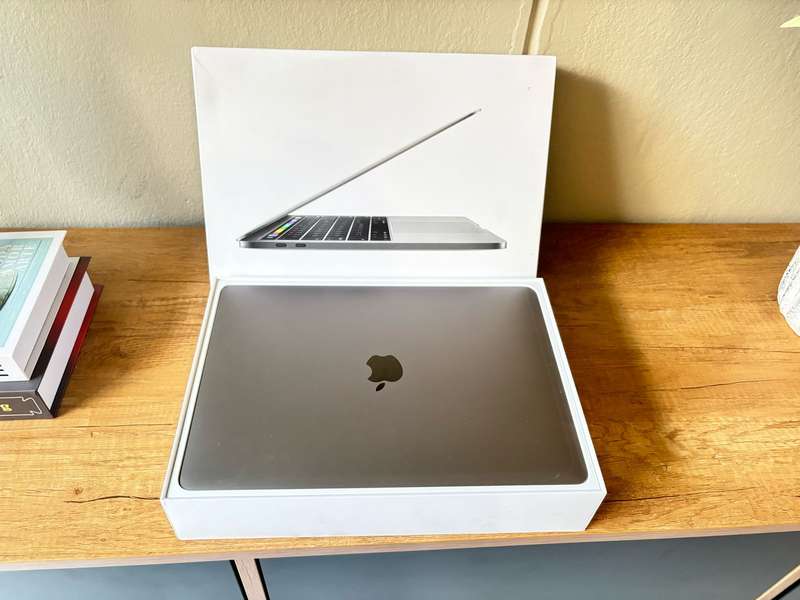Apple MacBook Pro 13" Retina Display  Touch Bar | Quad-Core i5 1.4GHz | 8GB RAM | 128GB SSD