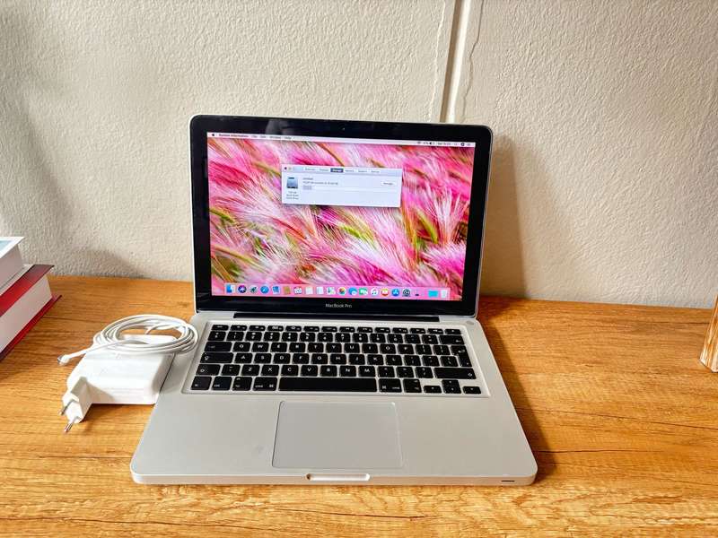 Apple MacBook Pro 13" (Mid 2010)  Intel Core 2 Duo / 4GB RAM / 128GB SSD
