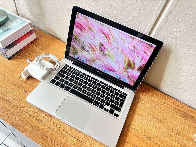 Apple MacBook Pro 13" (Mid 2010)  Intel Core 2 Duo / 4GB RAM / 128GB SSD