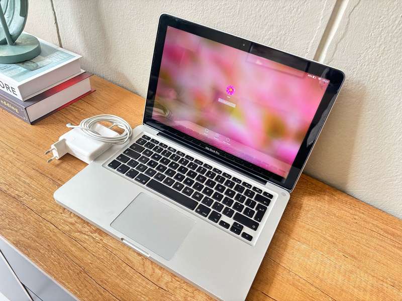 Apple MacBook Pro 13" (Mid 2010)  Intel Core 2 Duo / 4GB RAM / 128GB SSD